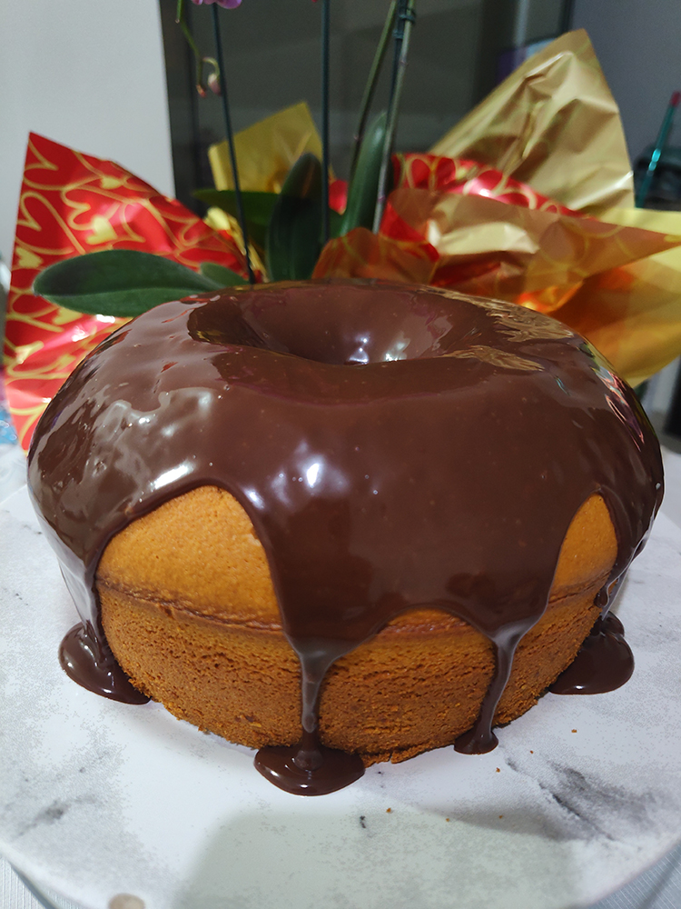 Bolo de cenoura com cobertura de  ganache de  chocolate
