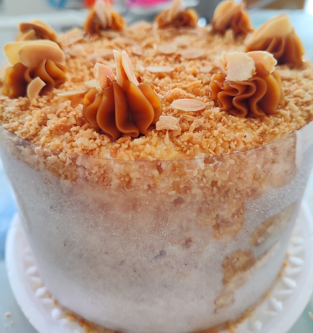 Torta de doce de leite com damasco e amêndoas